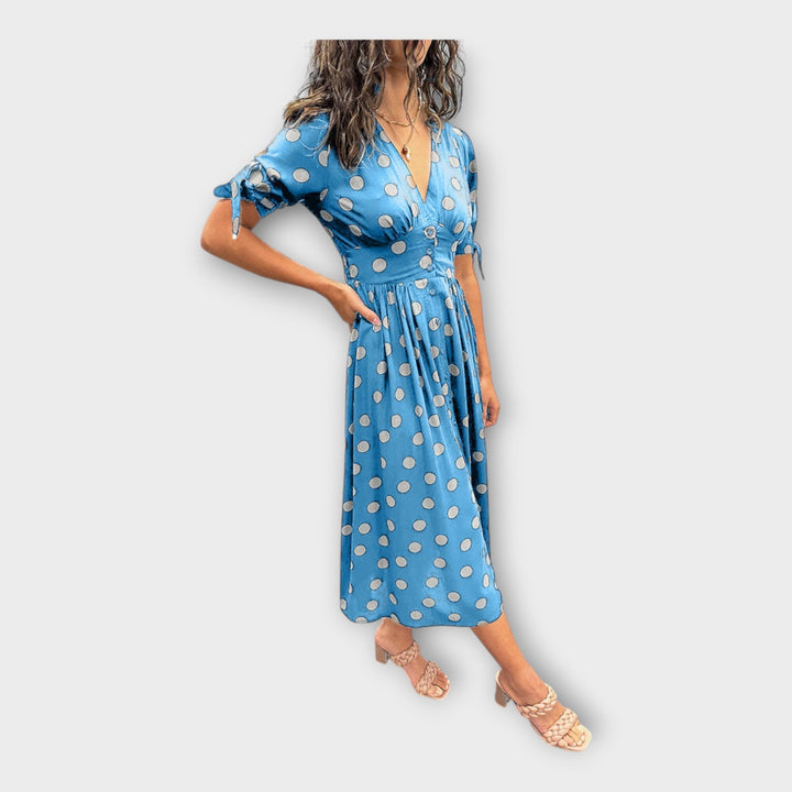 Елегантна рокля с модерен десен и вечна изисканост