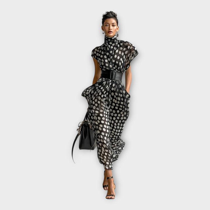 Дълга рокля с изтънчена и вечна естетика