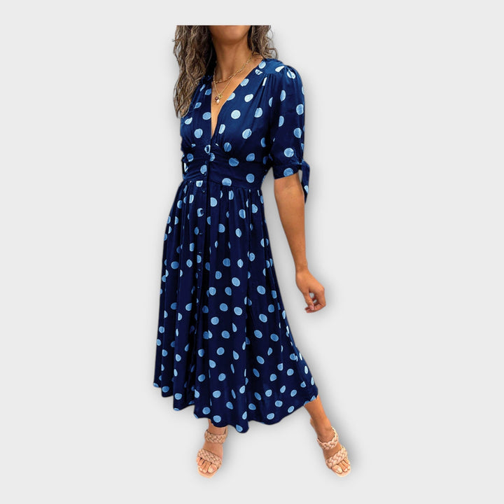 Елегантна рокля с модерен десен и вечна изисканост