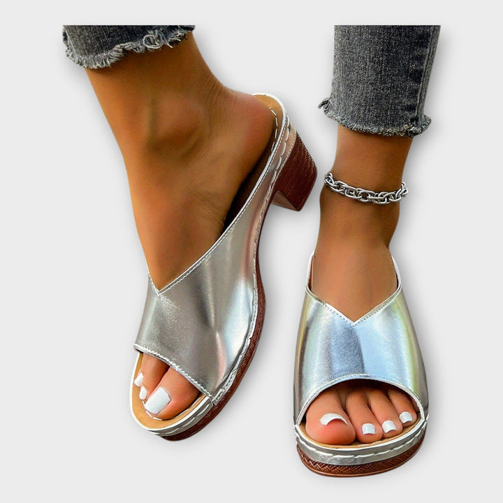 Сандали с дебел ток и открит задник