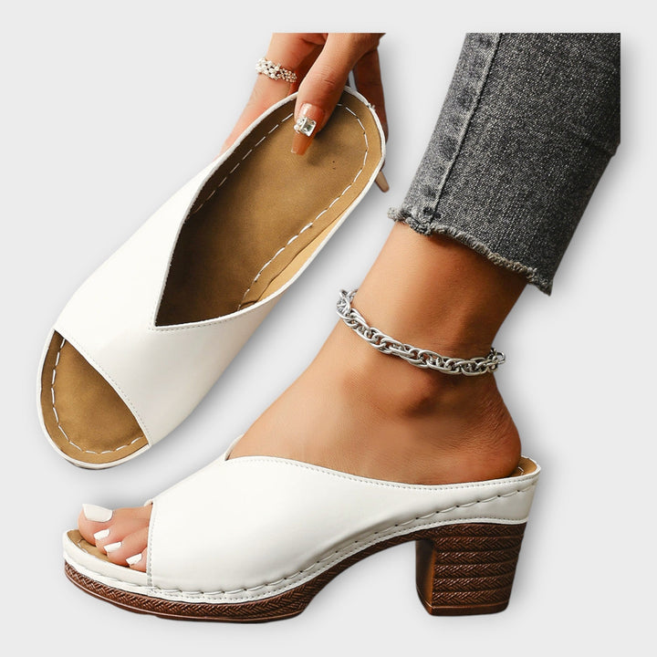 Сандали с дебел ток и открит задник