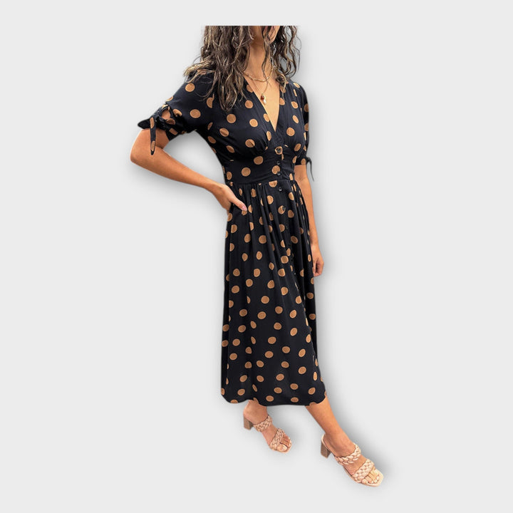 Елегантна рокля с модерен десен и вечна изисканост