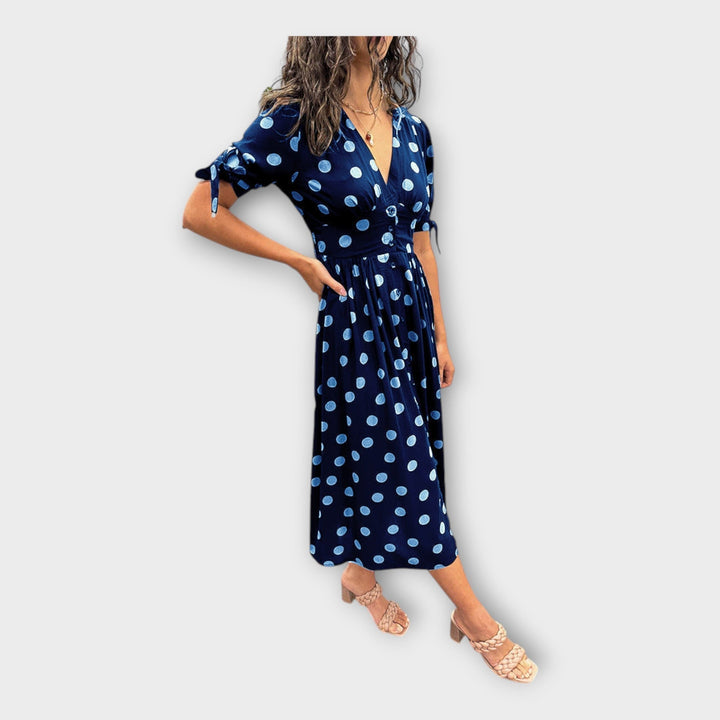 Елегантна рокля с модерен десен и вечна изисканост