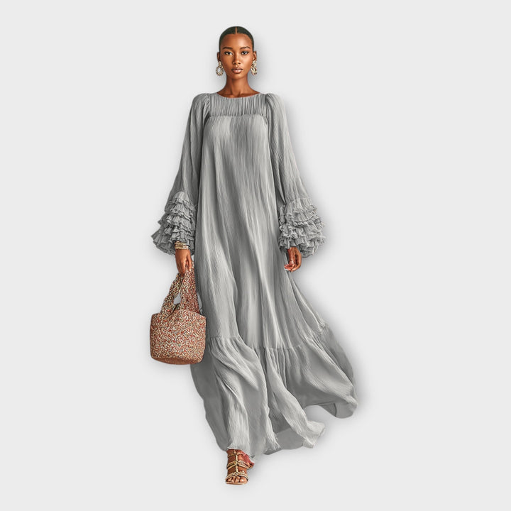 Въздушна дълга рокля с елегантни детайли