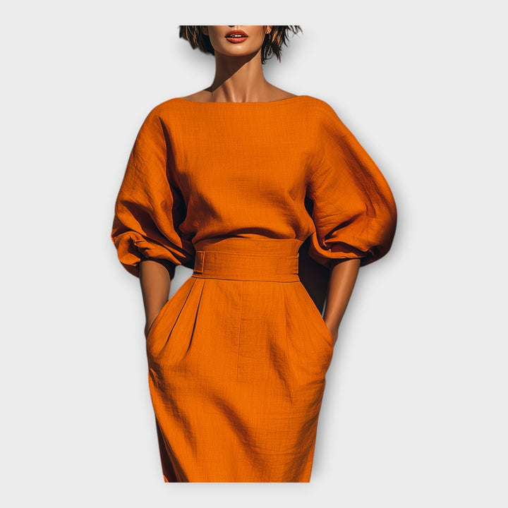 Елегантна рокля с изтънчен дизайн и минималистична естетика