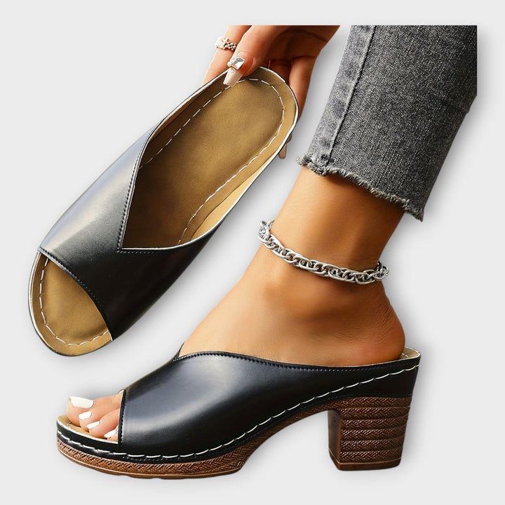 Сандали с дебел ток и открит задник