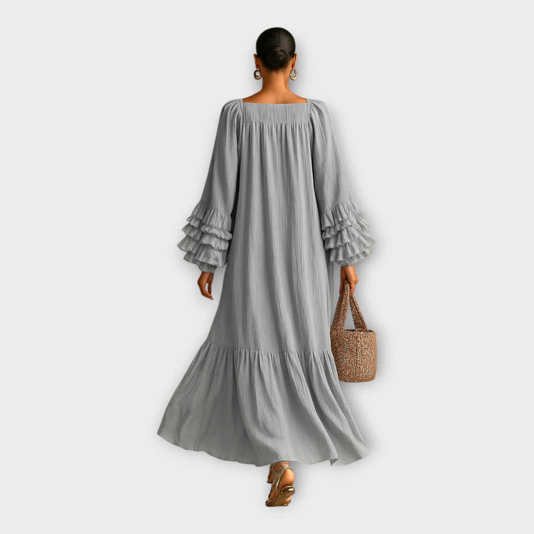 Въздушна дълга рокля с елегантни детайли