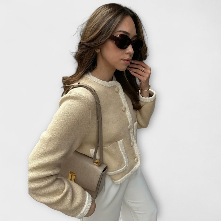 Класически плетен пуловер с декоративни джобове