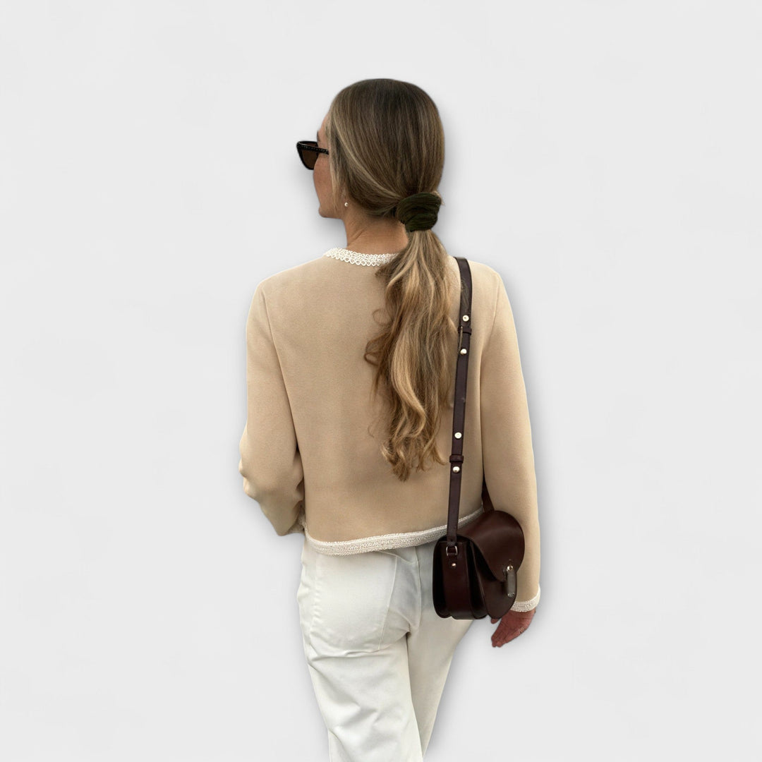 Класически плетен пуловер с декоративни джобове