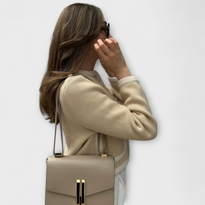 Класически плетен пуловер с декоративни джобове