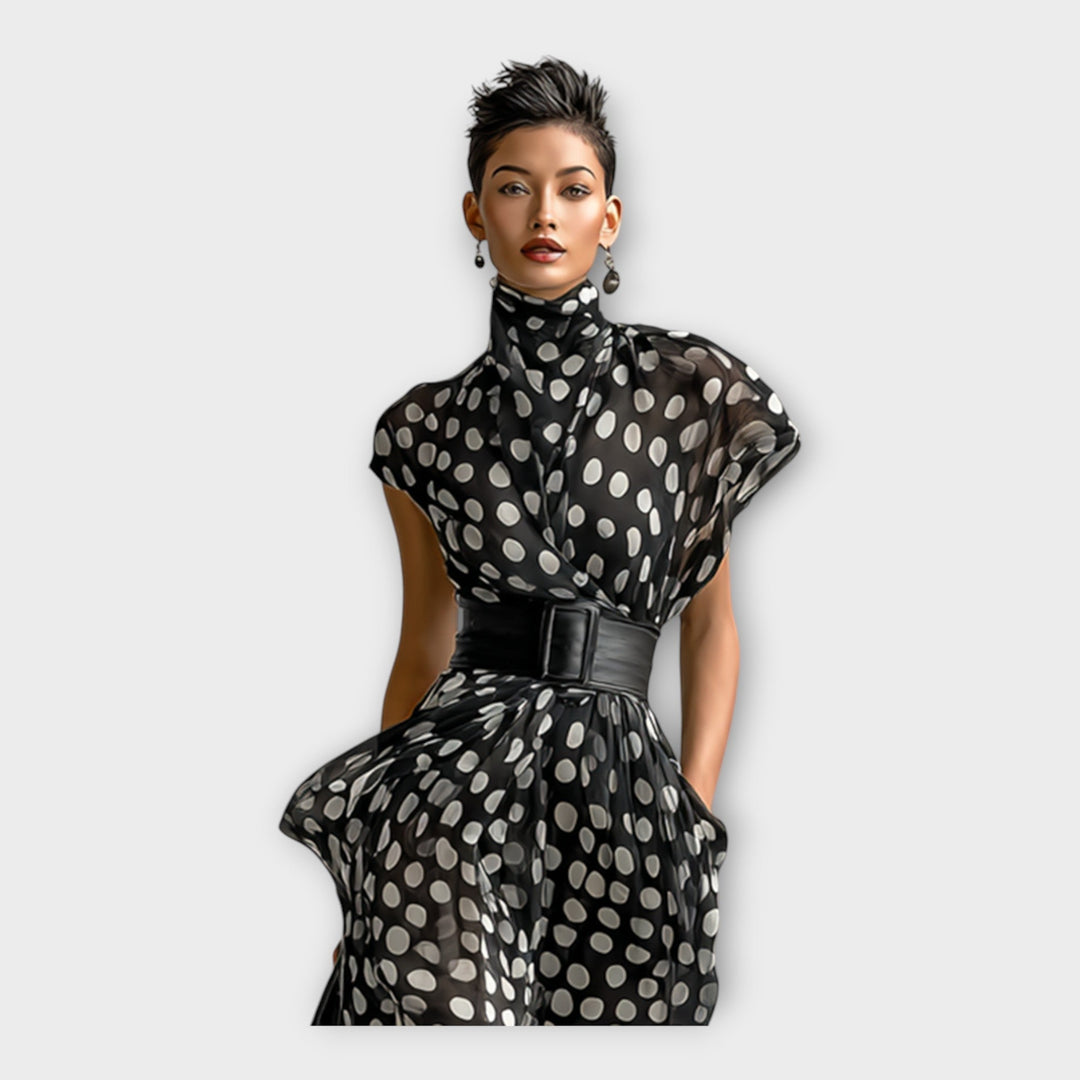 Дълга рокля с изтънчена и вечна естетика