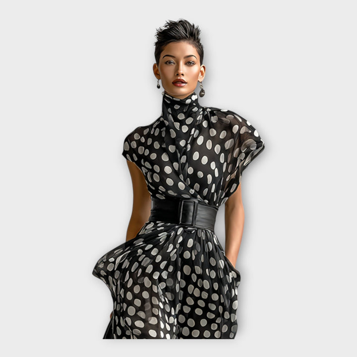 Дълга рокля с изтънчена и вечна естетика