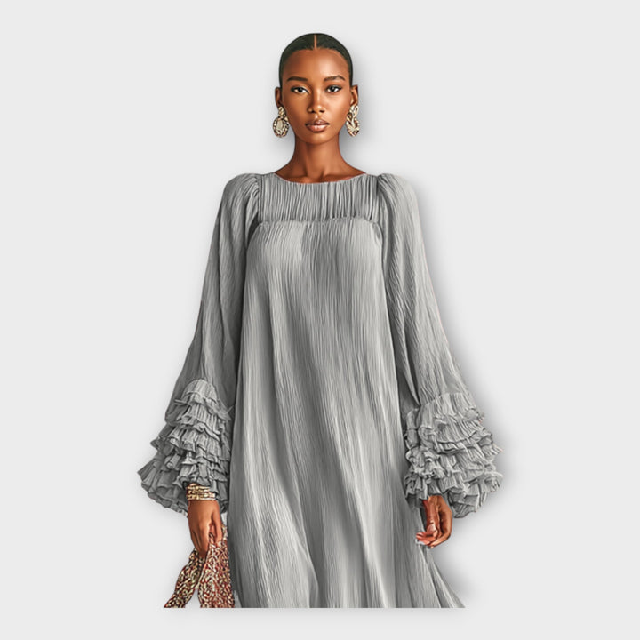 Въздушна дълга рокля с елегантни детайли