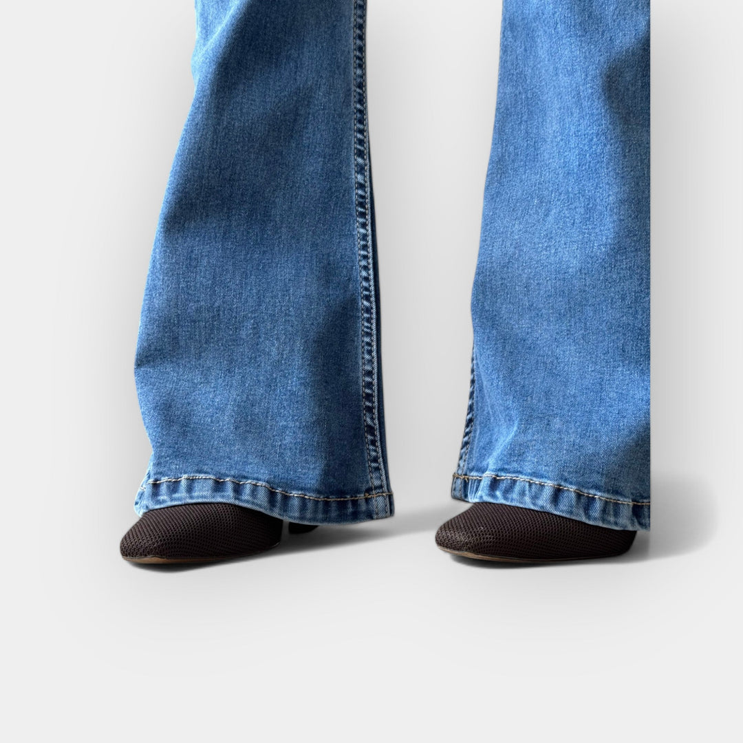 Дънки с висока талия и разширен крачол