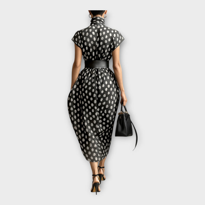 Дълга рокля с изтънчена и вечна естетика