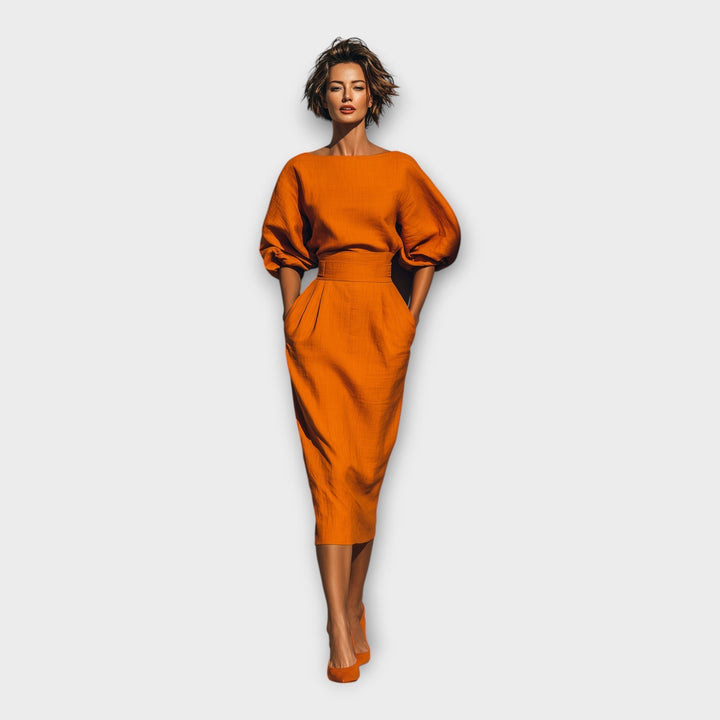 Елегантна рокля с изтънчен дизайн и минималистична естетика