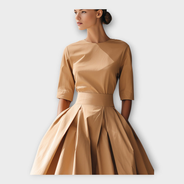 Миди рокля с изискана, минималистична естетика