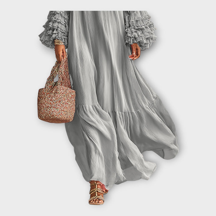 Въздушна дълга рокля с елегантни детайли