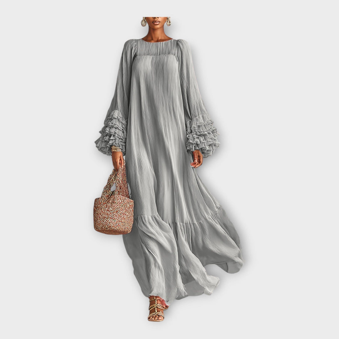 Въздушна дълга рокля с елегантни детайли