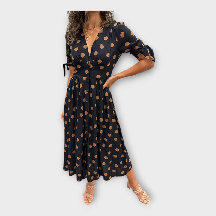 Елегантна рокля с модерен десен и вечна изисканост