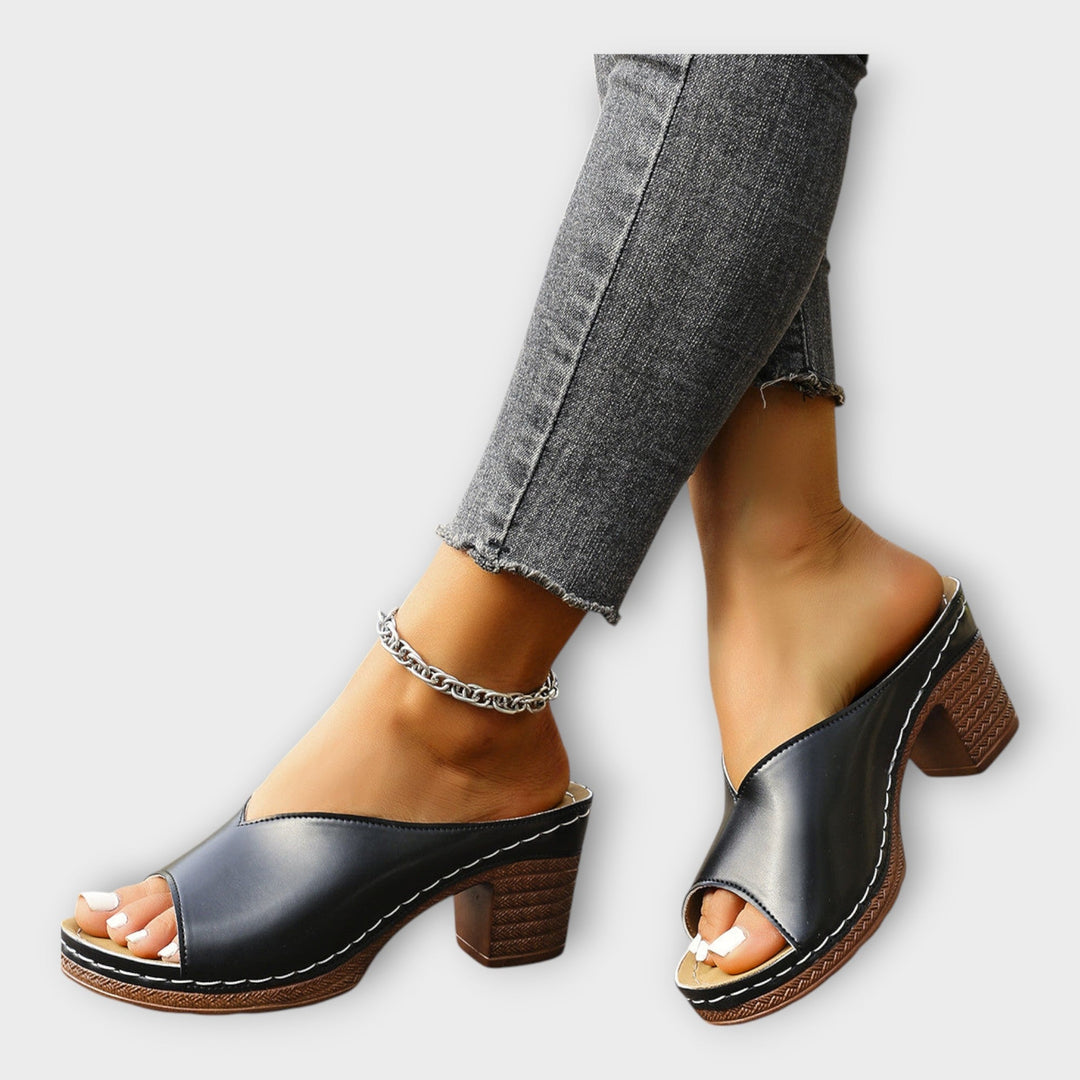 Сандали с дебел ток и открит задник