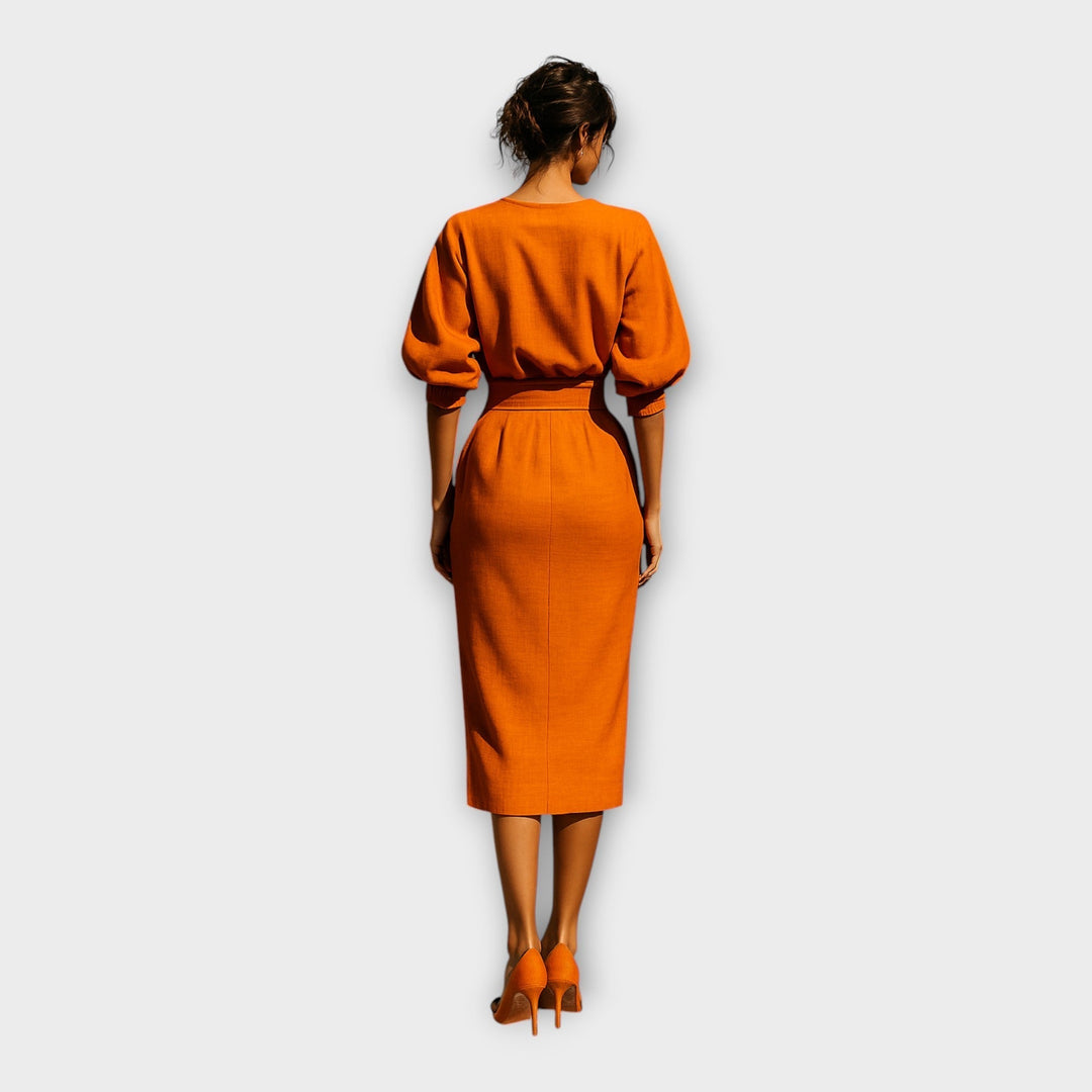 Елегантна рокля с изтънчен дизайн и минималистична естетика