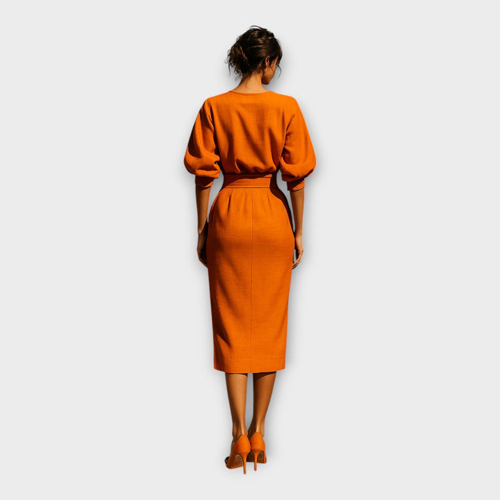 Елегантна рокля с изтънчен дизайн и минималистична естетика